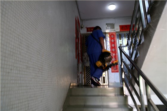 沒有電梯，家具安裝師傅扛著重重的工具爬樓梯