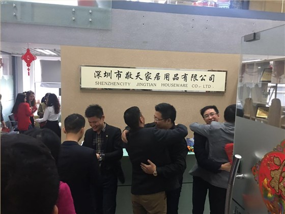 左右手領導派發(fā)紅包中