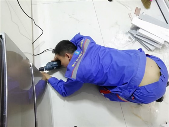 每一次安裝服務(wù)背后，都是安裝師傅們無數(shù)次的跪地而行3