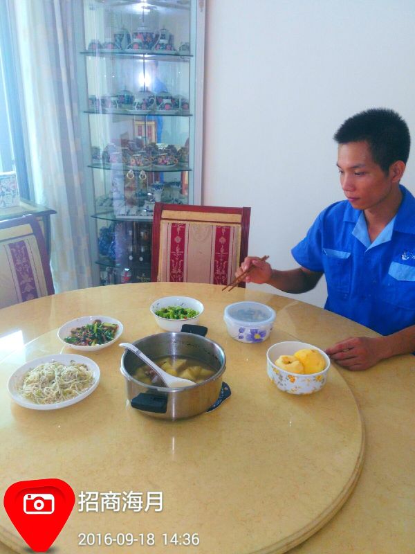 業(yè)主為表達(dá)感謝，請家具安裝師傅在家吃飯