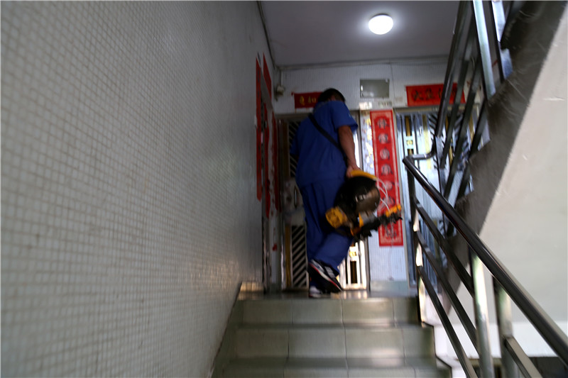 沒有電梯，家具安裝師傅扛著重重的工具爬樓梯