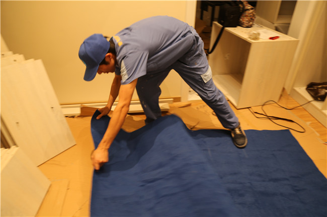 左右手家具安裝周師傅按照公司服務要求，鋪好地毯