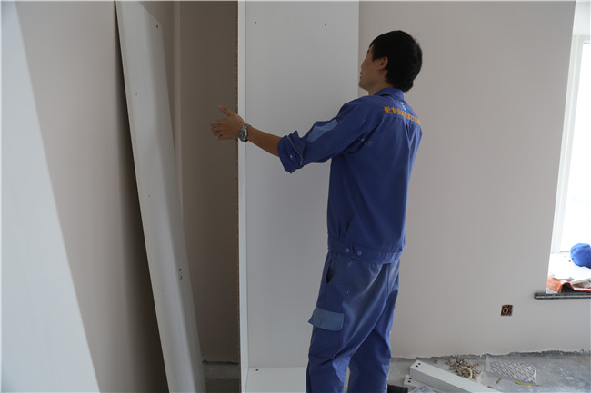 左右手家具安裝師傅的經(jīng)驗之談，整體櫥柜應(yīng)該這樣裝