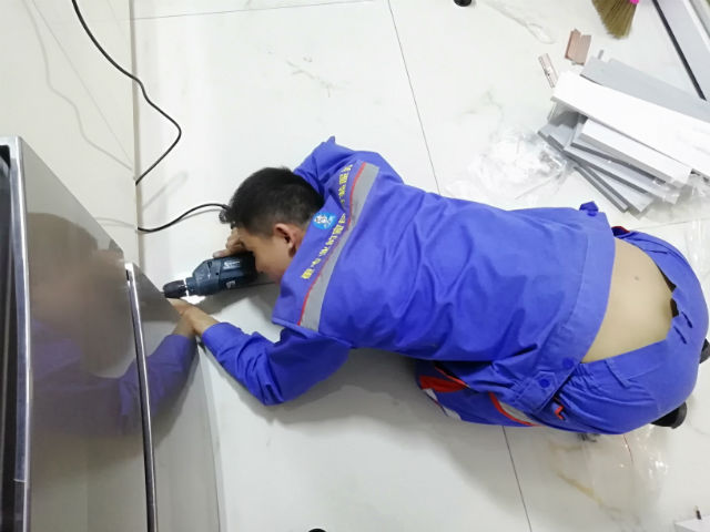 每一次安裝服務(wù)背后，都是安裝師傅們無數(shù)次的跪地而行3
