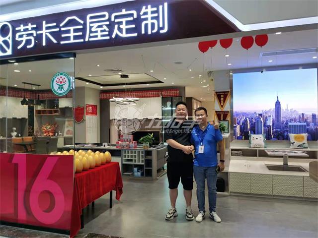 不到2年的時間，他拿下了當?shù)厥畮讉€知名商家的訂單