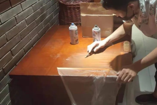 手繪標(biāo)貼紙;在家具維修的過(guò)程中，一定要知道家具貼紙具有哪些特點(diǎn)?