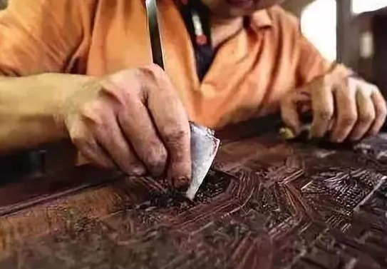 噴砂磨料加工:實(shí)木家具噴砂精磨，比人工高效，比傳統(tǒng)砂光靈活