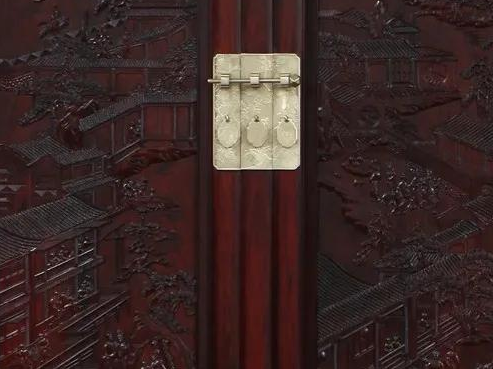手工木工雕刻紅木家具，體現(xiàn)雕刻藝術(shù)的獨(dú)特魅力