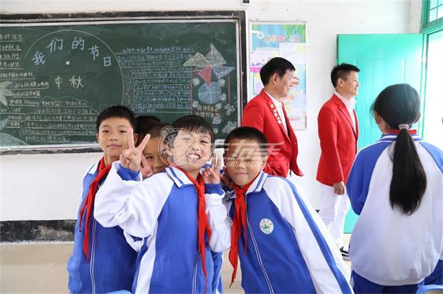 與智者為伍，與善者同行—左右手創(chuàng)始人南雄助學之行