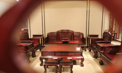 木制家具展柜：木制家具與鋁制家具 看哪個(gè)更適合你？