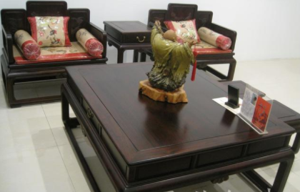 沙發(fā)清洗維修：大紅酸枝素面沙發(fā)，客廳家具不將就