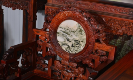 木雕工藝品圖片：紅木家具復雜的雕工，根本簡單不起來